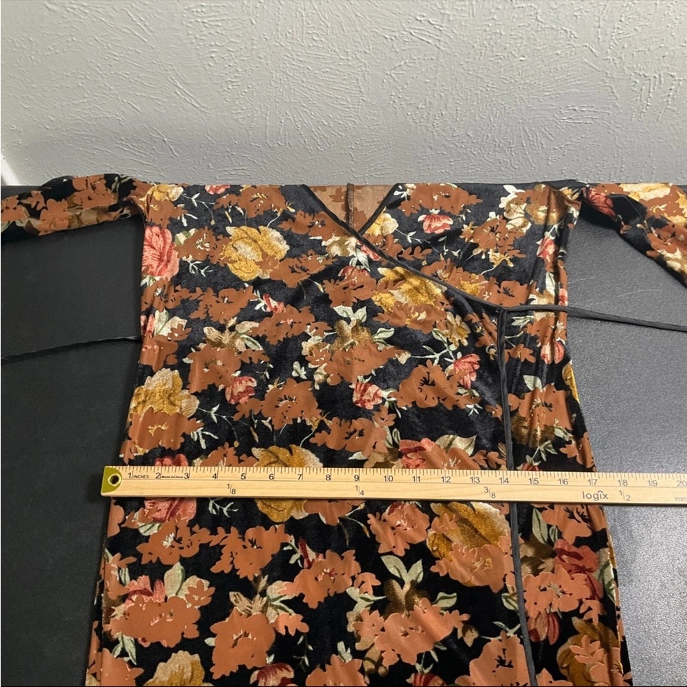 🆕NWT floral velvet burnout wrap midi dress - Picture 13 of 16
